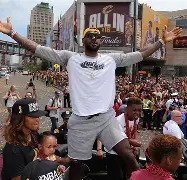 开云app下载- 独行侠球迷在美航中心外放棺材 