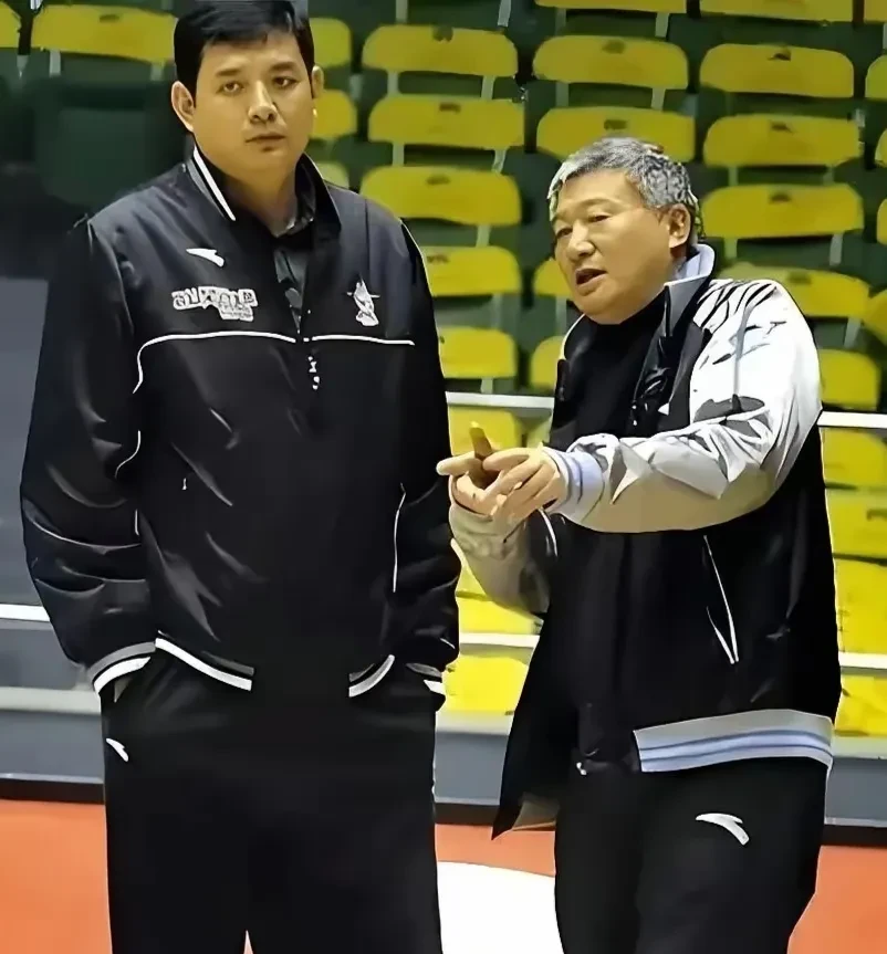 开云中国网站-包含这也行？窗口期法兰克福备战CBA季后赛转折点尤文图斯造点机会，山东男篮篮板制胜备战欧篮联的词条